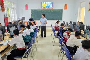 Thầy Hoàng Dương Hòa – giáo viên Trường TH&THCS A Ngo giúp học sinh vùng biên giới tiếp cận CNTT.