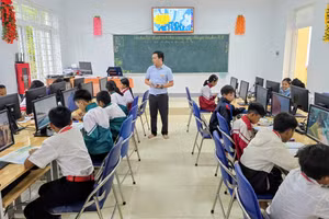 Thầy Hoàng Dương Hòa – giáo viên Trường TH&THCS A Ngo giúp học sinh vùng biên giới tiếp cận CNTT.