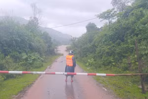 Lực lượng chức năng lập gác chắn ở các điểm ngập.