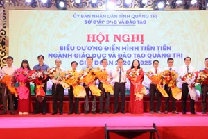 Lãnh đạo tỉnh Quảng Trị biểu dương tổ chuyên môn bồi dưỡng học sinh đạt thành tích cao.