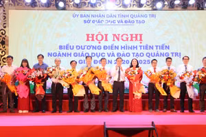 Lãnh đạo tỉnh Quảng Trị biểu dương tổ chuyên môn bồi dưỡng học sinh đạt thành tích cao.