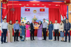 Buổi làm việc giữa Đoàn công tác Sở GD&ĐT tỉnh Quảng Trị và Hội người Việt Nam tại tỉnh Savannakhet.