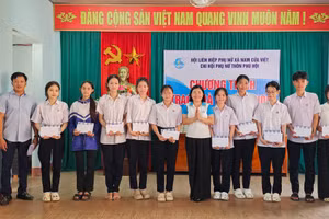 Đại diện Hội LHPN xã và đơn vị tài trợ trao quà đến học sinh.