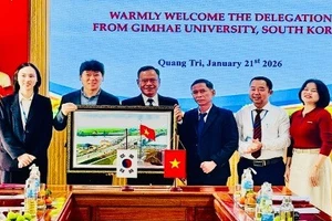 Trường THPT Triệu Phong (tỉnh Quảng Trị) và Trường Đại học Gimhae thống nhất nhiều nội dung hợp tác giáo dục. Ảnh: Chiếm Khang