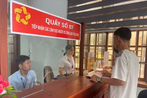 Người dân làm thủ tục tại bộ phận một cửa xã Hướng Hiệp, tỉnh Quảng Trị.