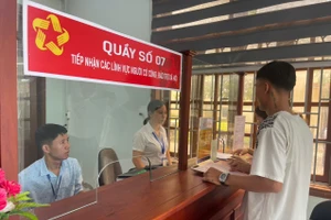 Người dân làm thủ tục tại bộ phận một cửa xã Hướng Hiệp, tỉnh Quảng Trị.