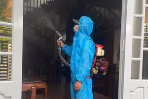 Nhân viên y tế phun thuốc khử khuẩn tại những khu vực xảy ra dịch.