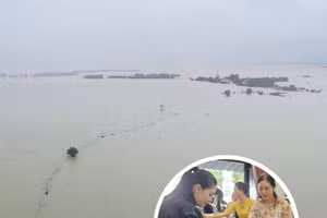 Trong khi nước lũ dâng gây ngập nhiều địa phương, tình người cũng dâng theo.