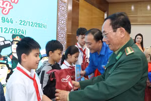 Tặng quà cho con em thân nhân các cựu chiến binh, quân nhân khó khăn.