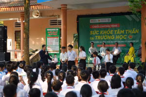 Học sinh Trường THCS&THPT Cồn Tiên (Quảng Trị) được các chuyên gia tư vấn về sức khoẻ tinh thần, kỹ năng sống.