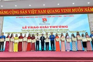 Lãnh đạo Sở GD&ĐT, Tỉnh đoàn Quảng Trị trao giải thưởng cho các giáo viên.