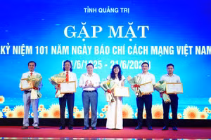Nhà báo Đặng Tài (thứ 2 bên phải), Phóng viên thường trú Báo Giáo dục và Thời đại tại Quảng Trị được nhận Bằng khen của Chủ tịch UBND tỉnh.
