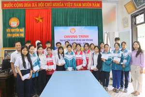 Lãnh đạo Hội Khuyến học tỉnh trao học bổng đến sinh viên, học sinh có hoàn cảnh khó khăn, đạt thành tích cao trong học tập.
