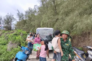Lực lượng chức năng triển khai đưa người dân vào hầm trú ẩn tránh bão.