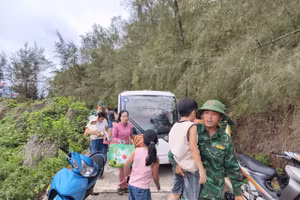 Lực lượng chức năng triển khai đưa người dân vào hầm trú ẩn tránh bão. 