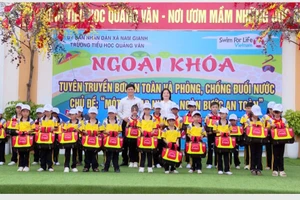Học sinh tham gia ngoại khóa 'Một cú đạp nước – ngàn bước an toàn'.