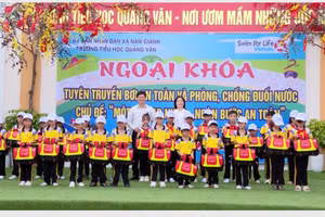 Học sinh tham gia ngoại khóa 'Một cú đạp nước – ngàn bước an toàn'.