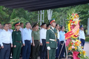 Tổng Bí thư, Chủ tịch nước Tô Lâm dâng hương tri ân các Anh hùng liệt sĩ tại Quảng Trị.