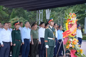 Tổng Bí thư, Chủ tịch nước Tô Lâm dâng hương tri ân các Anh hùng liệt sĩ tại Quảng Trị.