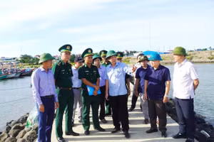 Ông Hoàng Nam - Phó Chủ tịch Thường trực UBND tỉnh Quảng Trị kiểm tra công tác triển khai ứng phó bão số 5 ở các địa phương.