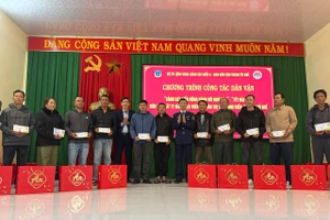 Bộ Tư lệnh Vùng Cảnh sát biển 2 đã trao tặng 120 suất quà đến gia đình chính sách.