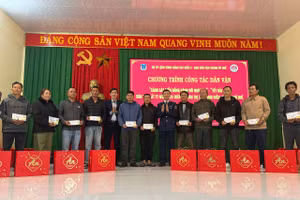 Bộ Tư lệnh Vùng Cảnh sát biển 2 đã trao tặng 120 suất quà đến gia đình chính sách.