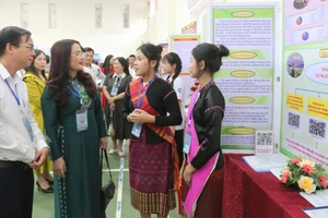 Học sinh trình bày dự án nghiên cứu trước lãnh đạo Sở GD&ĐT.