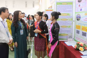 Học sinh trình bày dự án nghiên cứu trước lãnh đạo Sở GD&ĐT.