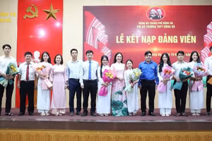 Bà Tạ Thị Thu Hiền – Bí thư Chi bộ, Hiệu trưởng Trường THPT Đông Hà trao quyết định và chúc mừng các học sinh.