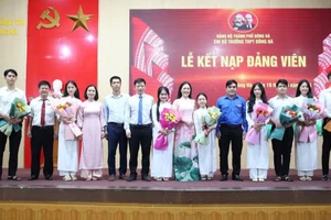Bà Tạ Thị Thu Hiền – Bí thư Chi bộ, Hiệu trưởng Trường THPT Đông Hà trao quyết định và chúc mừng các học sinh.