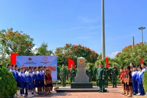 Học sinh tham gia tiết học đặc biệt tại mốc quốc giới 605 trong ngày đầu năm.