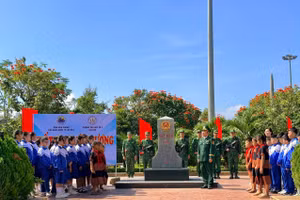 Học sinh tham gia tiết học đặc biệt tại mốc quốc giới 605 trong ngày đầu năm.