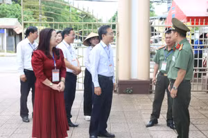 Phó Chủ tịch UBND tỉnh Hoàng Xuân Tân kiểm tra tại các điểm thi.