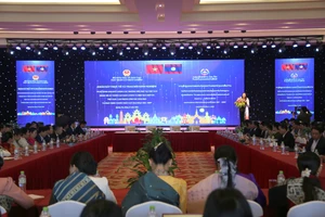 Cán bộ, giáo viên ngành Giáo dục Việt Nam-Lào trao đổi, chia sẻ những kinh nghiệm tại hội thảo.