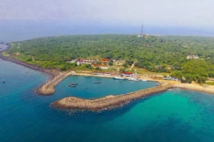 Đảo Cồn Cỏ nằm cách cảng Cửa Việt, huyện Gio Linh, tỉnh Quảng Trị, gần 30km, còn có tên gọi khác là Hòn Cỏ, Con Hổ, hay Hòn Mệ.