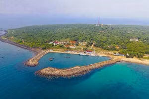 Đảo Cồn Cỏ nằm cách cảng Cửa Việt, huyện Gio Linh, tỉnh Quảng Trị, gần 30km, còn có tên gọi khác là Hòn Cỏ, Con Hổ, hay Hòn Mệ.