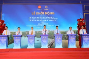 Lãnh đạo tỉnh Quảng Trị thực hiện nghi thức khởi động dự án.