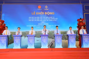 Lãnh đạo tỉnh Quảng Trị thực hiện nghi thức khởi động dự án.