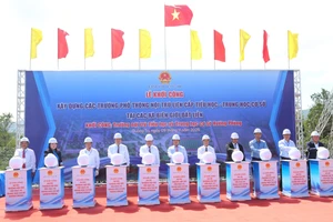 Nghi thức khởi công Trường nội trú Tiểu học và THCS Hướng Phùng.