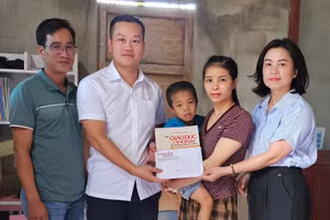 Phóng viên Báo GĐ&TĐ mang tình cảm của bạn đọc trao tặng đến gia đình.