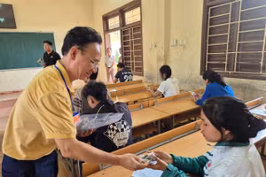 Ông Nguyễn Tửu, Hiệu trưởng Trường THPT A Túc tặng quà đến các thí sinh.