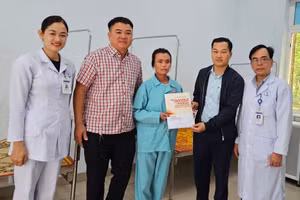 Phóng viên Báo GD&TĐ trao quà bạn đọc đến cô giáo Trần Thị Thương.