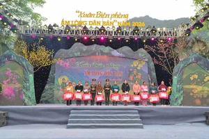 Các lực lượng tặng quà đến người dân vùng biên trước thềm Tết Nguyên đán Bính Ngọ 2026.