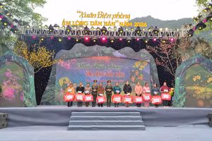 Các lực lượng tặng quà đến người dân vùng biên trước thềm Tết Nguyên đán Bính Ngọ 2026.