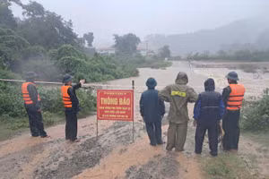 Nước dâng gây chia cắt giao thông ở xã Hướng Lập, Hướng Hóa (Quảng Trị).