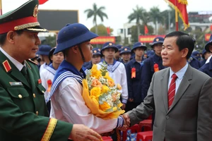 Ông Nguyễn Văn Phương, Bí thư Tỉnh ủy Quảng Trị tặng hoa động viên các tân binh.