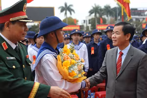 Ông Nguyễn Văn Phương, Bí thư Tỉnh ủy Quảng Trị tặng hoa động viên các tân binh.