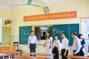 Phó Chủ tịch UBND tỉnh Hoàng Xuân Tân và Giám đốc Sở GD&ĐT Lê Thị Hương cùng đoàn công tác kiểm tra việc chuẩn bị thi ở các trường.