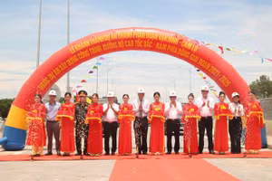 Nghi thức khánh thành thông xe đoạn cao tốc Vạn Ninh - Cam Lộ.
