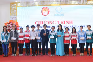 Hội Khuyến học tỉnh phối hợp tổ chức Vòng tay Thái Bình trao học bổng giáo dục phát triển kỹ năng Seeds cho học sinh.